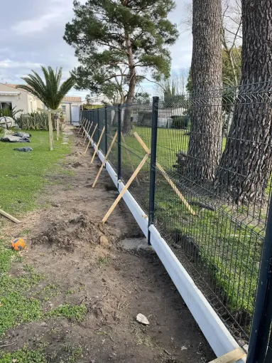 Pose d’un grillage rigide avec soubassement à Saintes, Saintes, Arbo’Côte Paysage