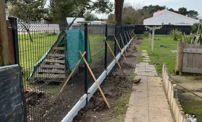 Pose d’un grillage rigide avec soubassement à Saintes, Saintes, Arbo’Côte Paysage